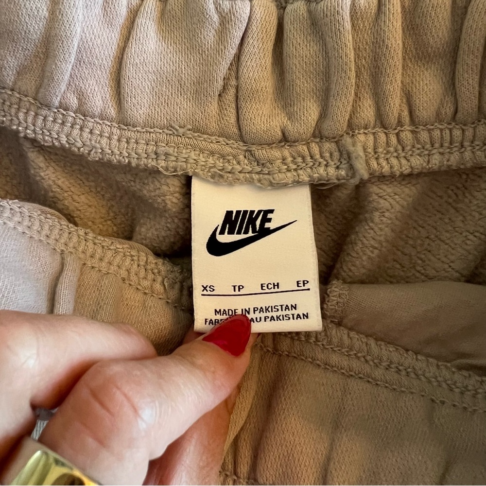 Nike cream shorts - Picture 3 of 5